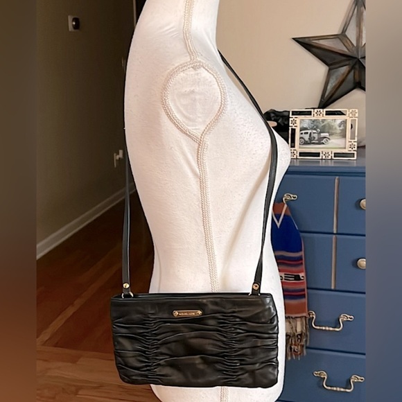 Vintage michael Michael Kors Bag Leather black ruched crossbody Gold Hardware - Picture 3 of 15